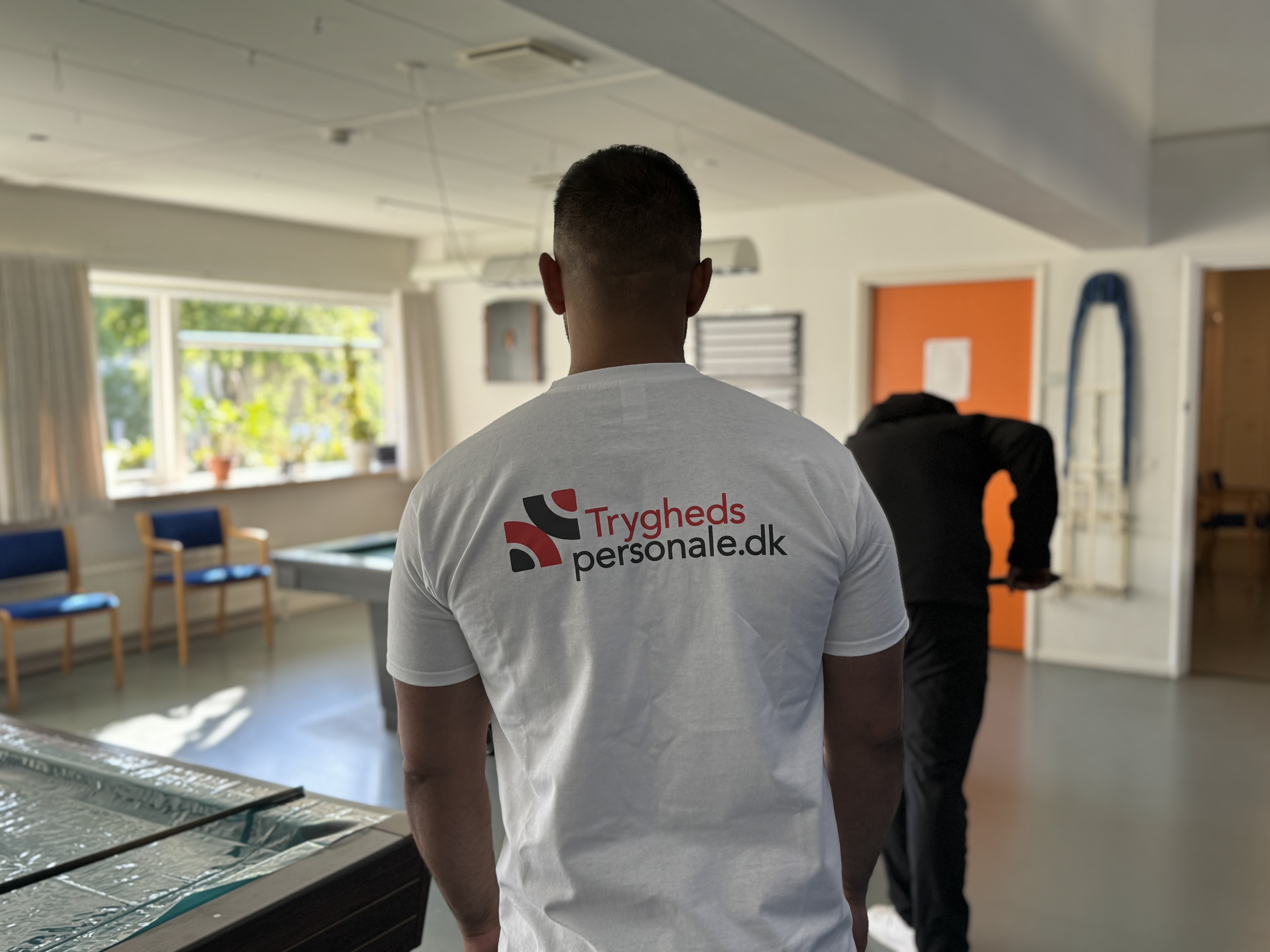 Tryghedspersonale medarbejder på arbejde på plejehjem på Fyn