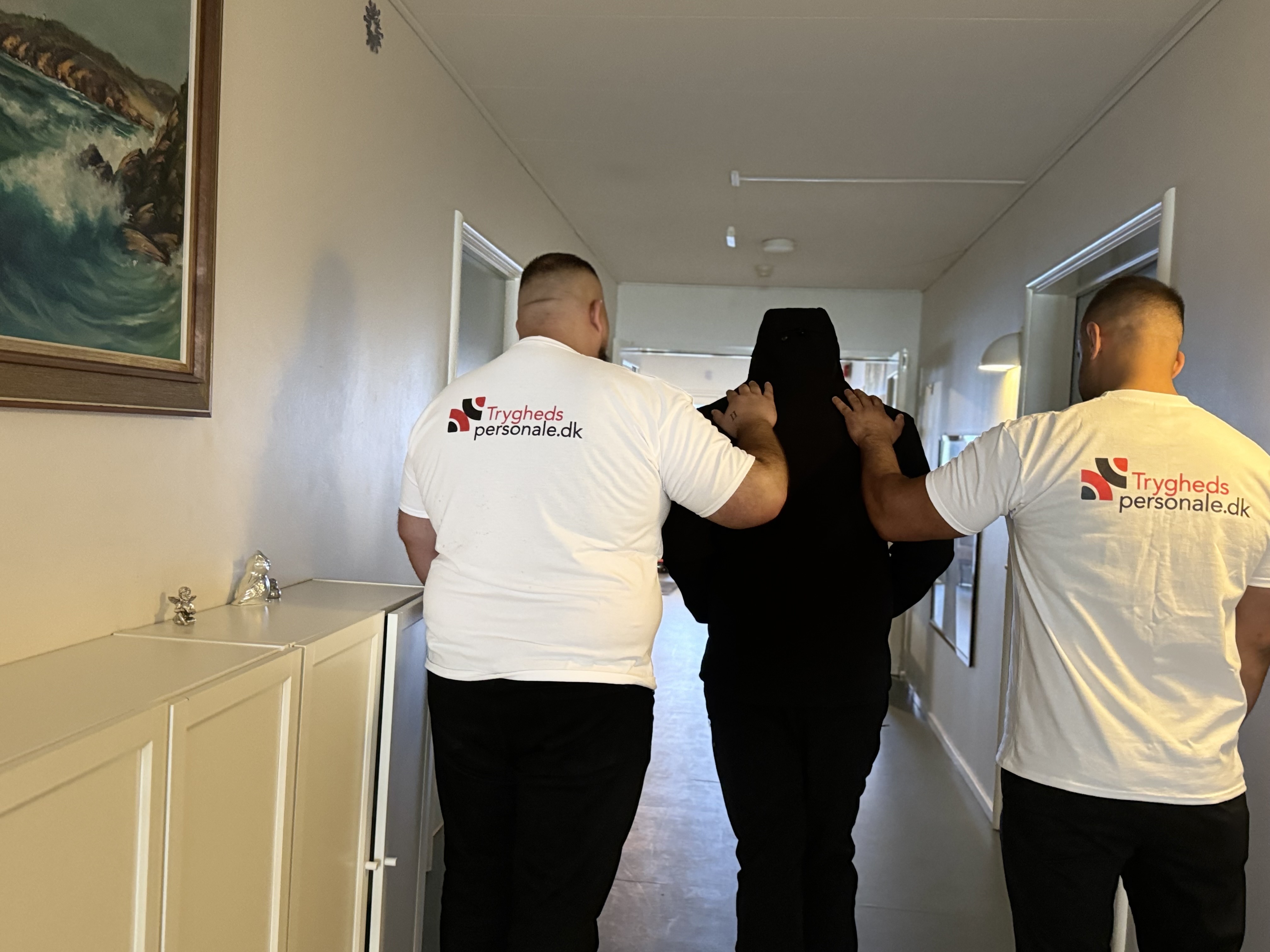 Tryghedspersonale medarbejdere støtter en beboer på plejehjem i Jylland